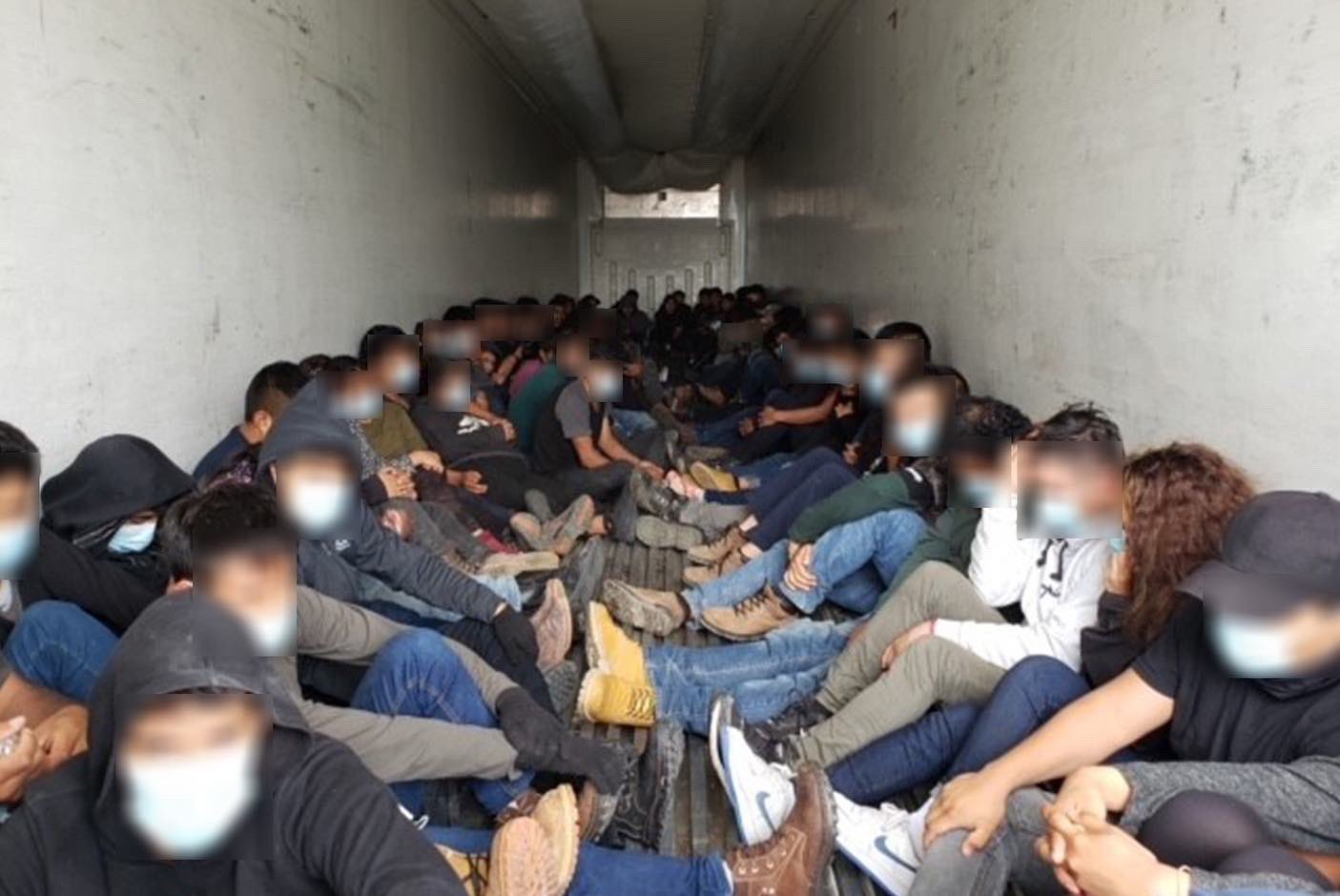 Perro policía descubre a 80 migrantes guatemaltecos y de otros países escondidos en camión de carga en Texas
