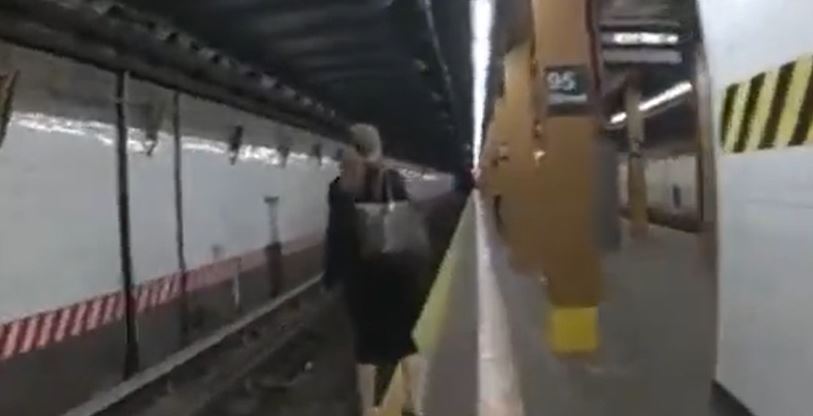 Mujer cae en metro