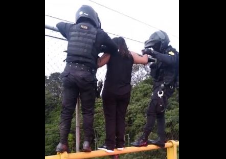 Cámara capta el momento en que agentes de la PNC evitan que mujer se lance al vacío en puente La Asunción