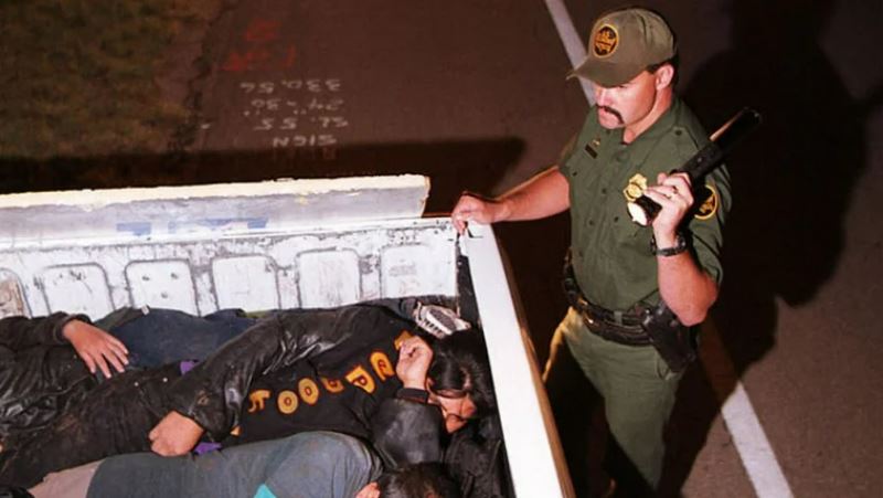 “Están tan desesperados que están dispuestos a morir”: camiones abarrotados y otros peligrosos métodos que los migrantes usan para cruzar a EE.UU.