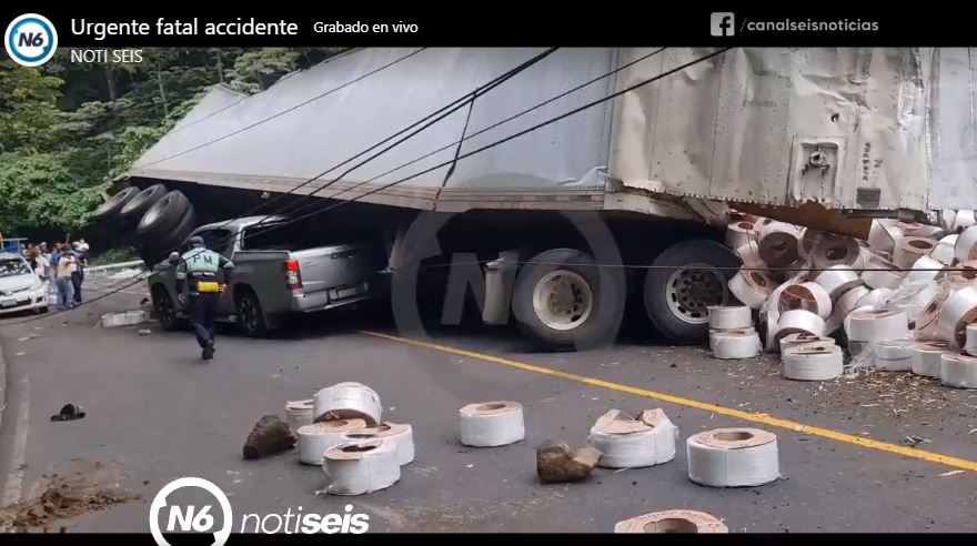 Imágenes: piloto pierde la vida al empotrar contra una peña su tráiler sin frenos
