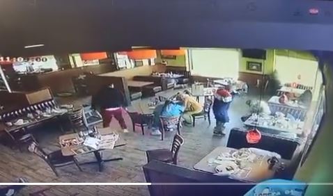 Imágenes: hombres armados irrumpen en restaurante de México y matan a cuatro personas