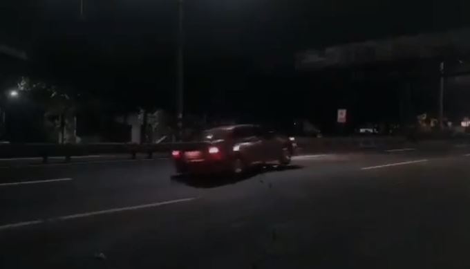 Imágenes: Qué sucedió con el carro que pasó riesgosamente sobre el lugar del hundimiento en Villa Nueva momentos antes de que ocurriera