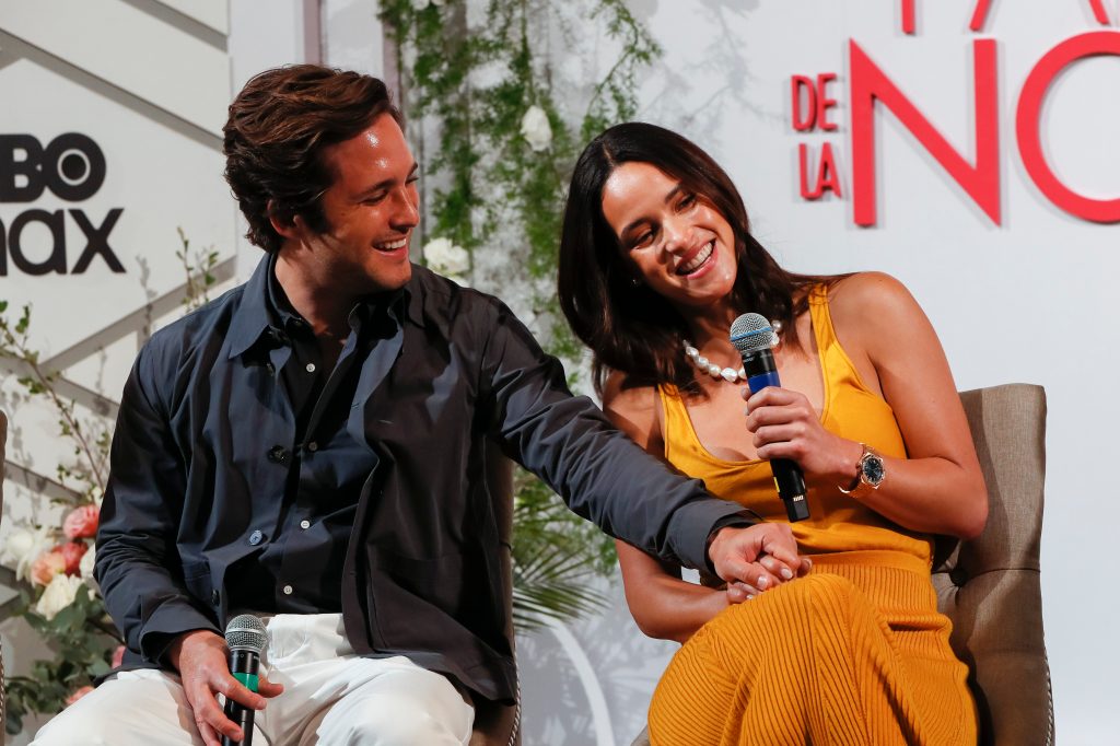 Diego Boneta y Adria Arjona 