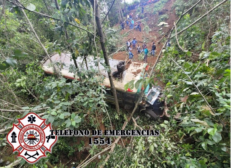 Autobús cae a barranco de al menos 50 metros en Tecpán y reportan 13 heridos