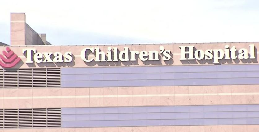 Familia demanda a médica: Llevaron a niño de 4 años al hospital por una hernia y le hicieron una vasectomía