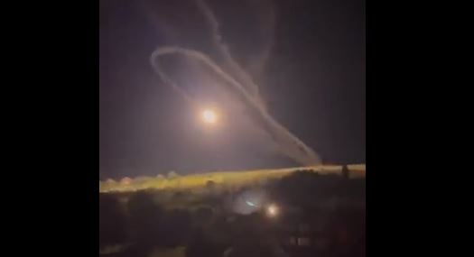 Cámara capta el momento en que un misil ruso falla, gira y regresa a impactar contra la base de donde fue lanzado