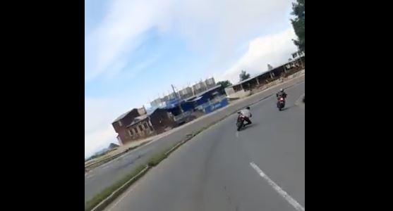 Cámara capta el momento en que un motorista derrapa a gran velocidad y choca contra una camioneta