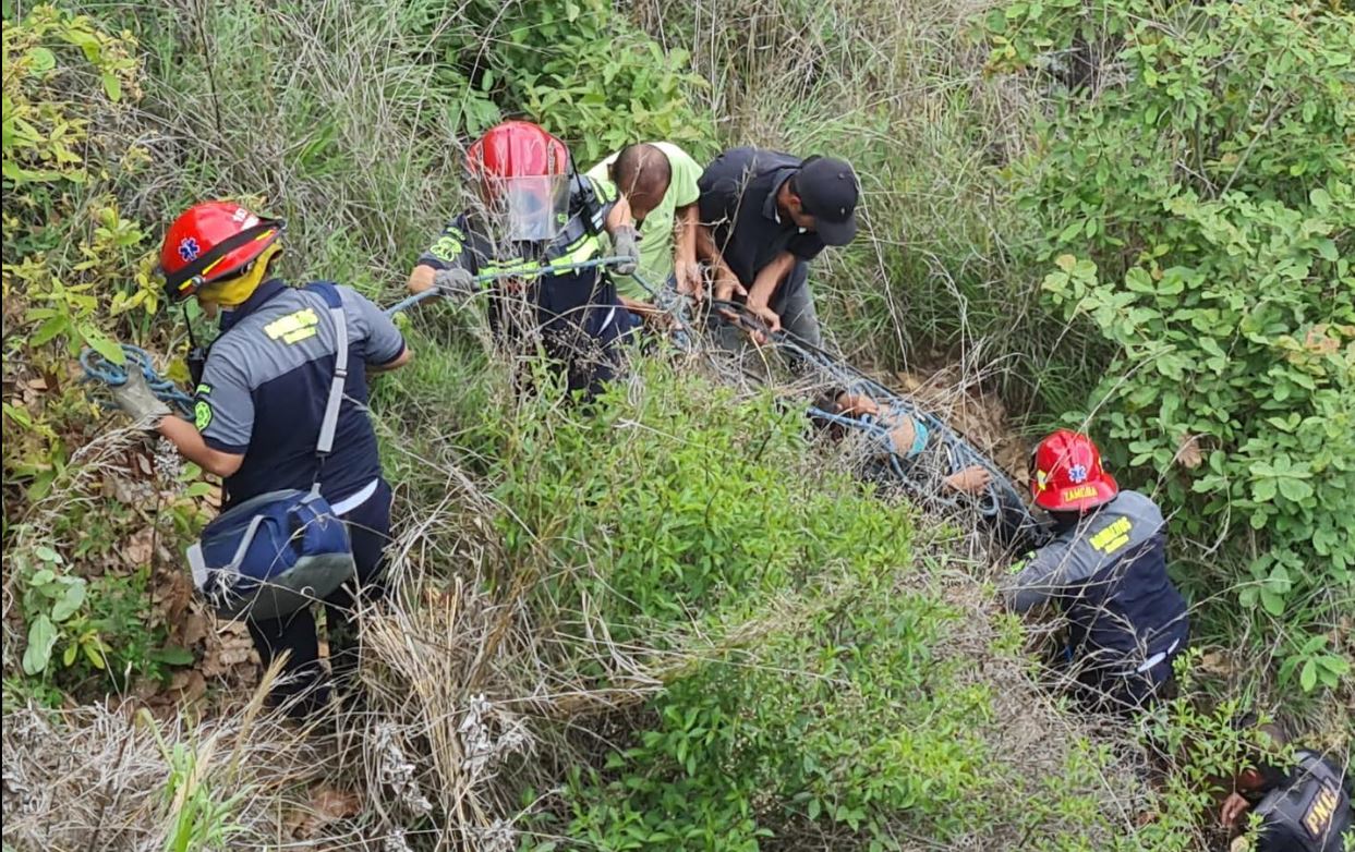 Socorristas rescatan con vida a un menor que cayó a un barranco de 300 metros