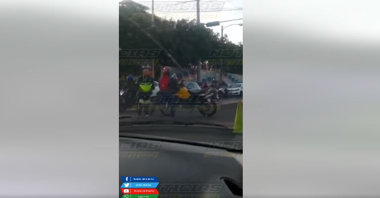 Cámara capta el momento en que un motorista agrede con su casco a un policía de Tránsito