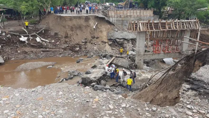“Nos engañaron”: Vecinos denuncian en el puente Petapilla que están abandonados y constructora asegura que pronto habrá paso