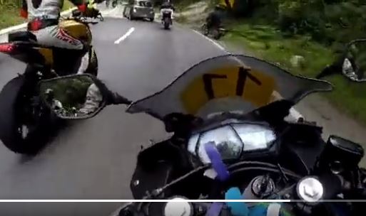 Cámara capta el accidente de motoristas por un deslizamiento sobre la carretera