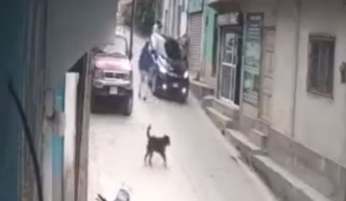 Cámara capta el momento en que un transeúnte se salva de milagro de ser arrollado por vehículo