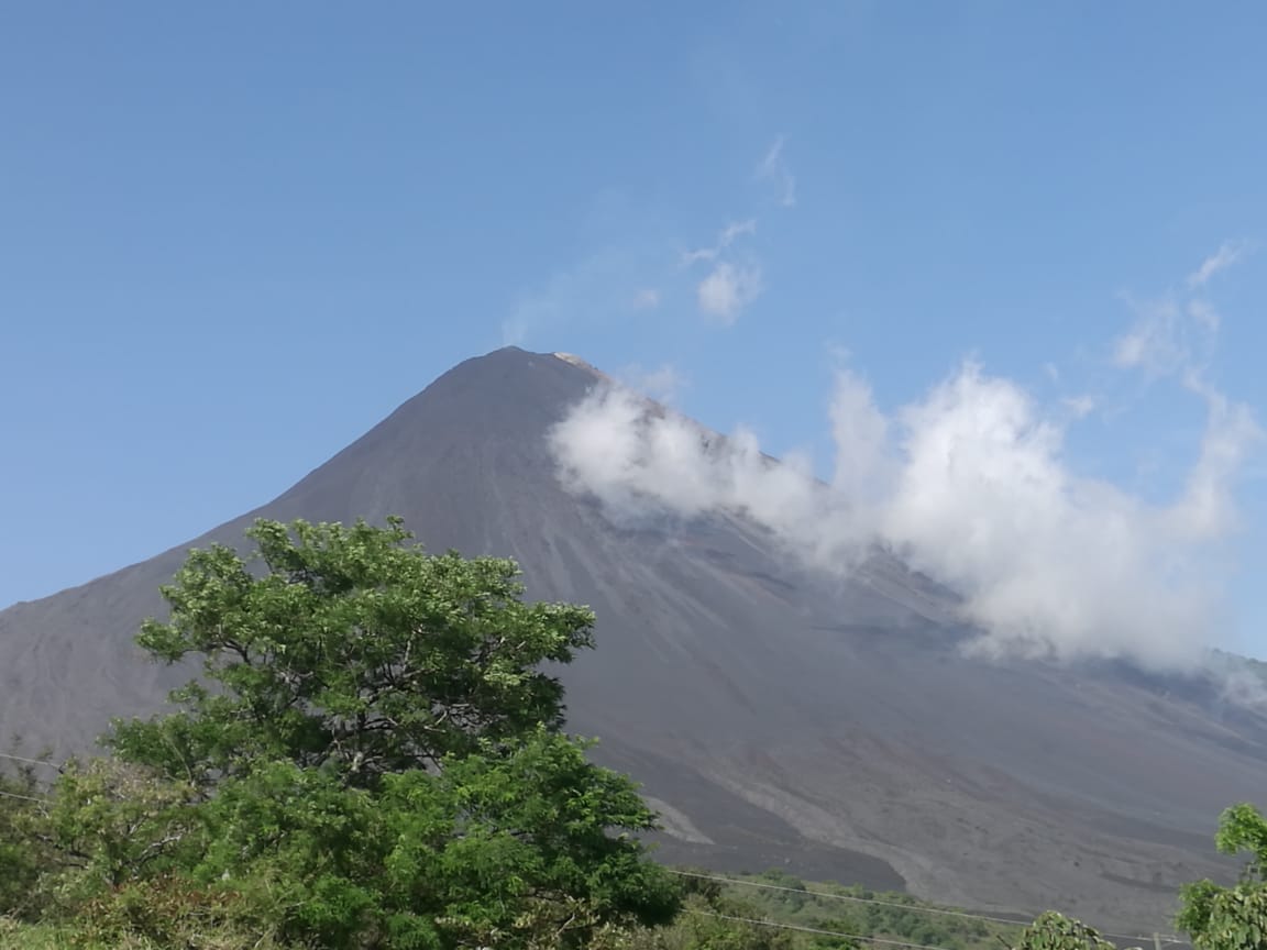 Volcanes Santiaguito, Pacaya y de Fuego lanzan columnas de ceniza y esto recomiendan las autoridades