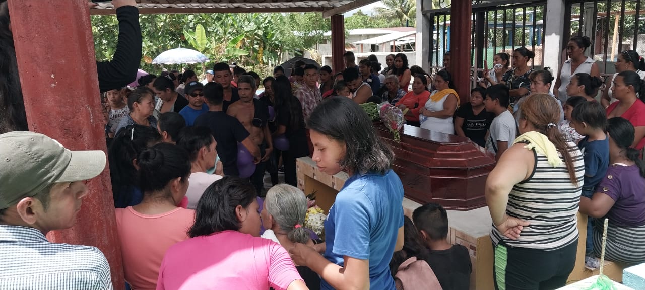 Asesinan a madre de dos niños fuera de su casa, organizaciones de mujeres piden justicia en Izabal