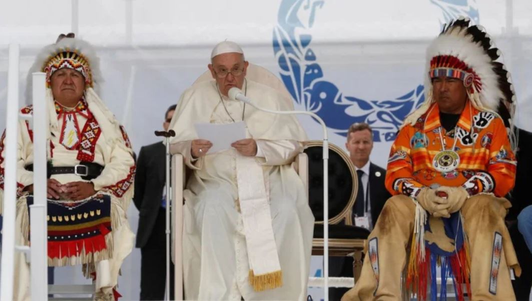 La histórica petición de perdón del papa Francisco a los indígenas de Canadá por “la destrucción cultural y la asimilación forzada” de la que fueron víctimas
