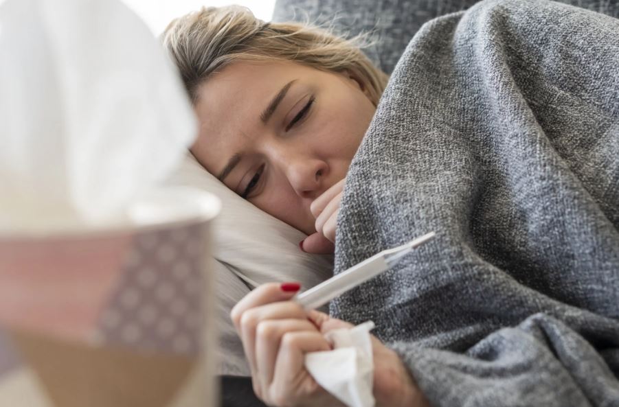 En qué se diferencia la covid de una gripe fuerte (a pesar de que los síntomas se parecen cada vez más)