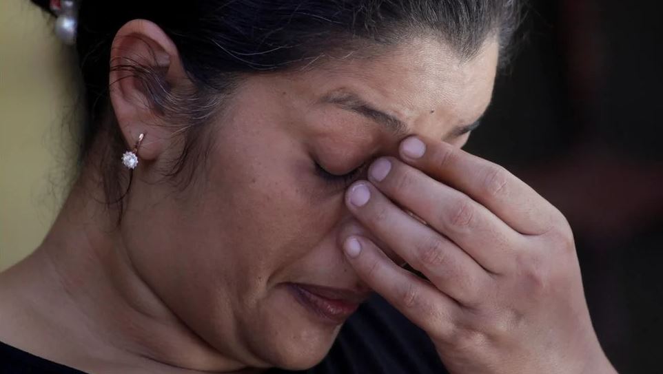 “¿Cómo pude dejar que a mis hijos les sucediera esto?: la madre hondureña que perdió a dos hijos y a su nuera en el camión de migrantes de Texas