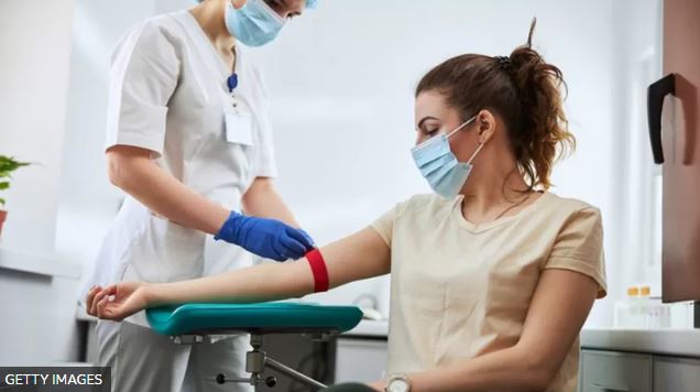 Covid: ¿en qué situaciones debes hacerte un chequeo médico luego de una infección?