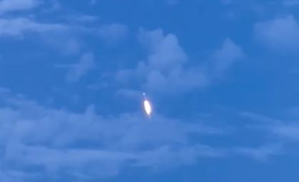 Pasajeros observan el despegue de un cohete desde su avión en Florida