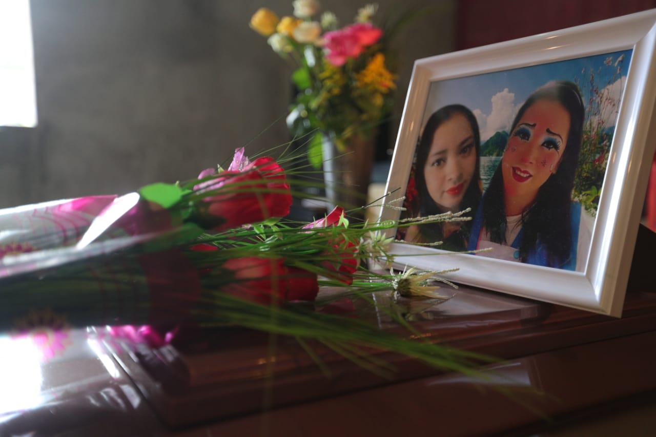 Hijos de payasita Chispita colocan conmovedores mensajes en su féretro