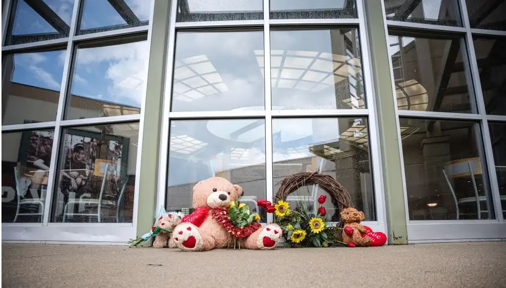 Qué se sabe del joven armado que abatió al atacante de un centro comercial en Indiana donde murieron tres hispanos