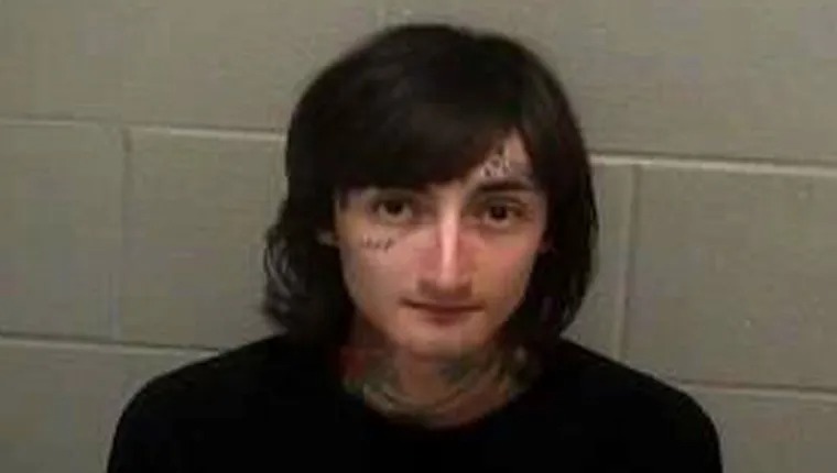 Mamá de atacante del tiroteo en Highland Park se declaró culpable de dejarlo en un automóvil caliente cuando tenia 2 años