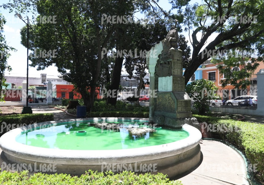 Monumento a Isabel la Católica queda sin cabeza y vecinos relatan sobre el hecho