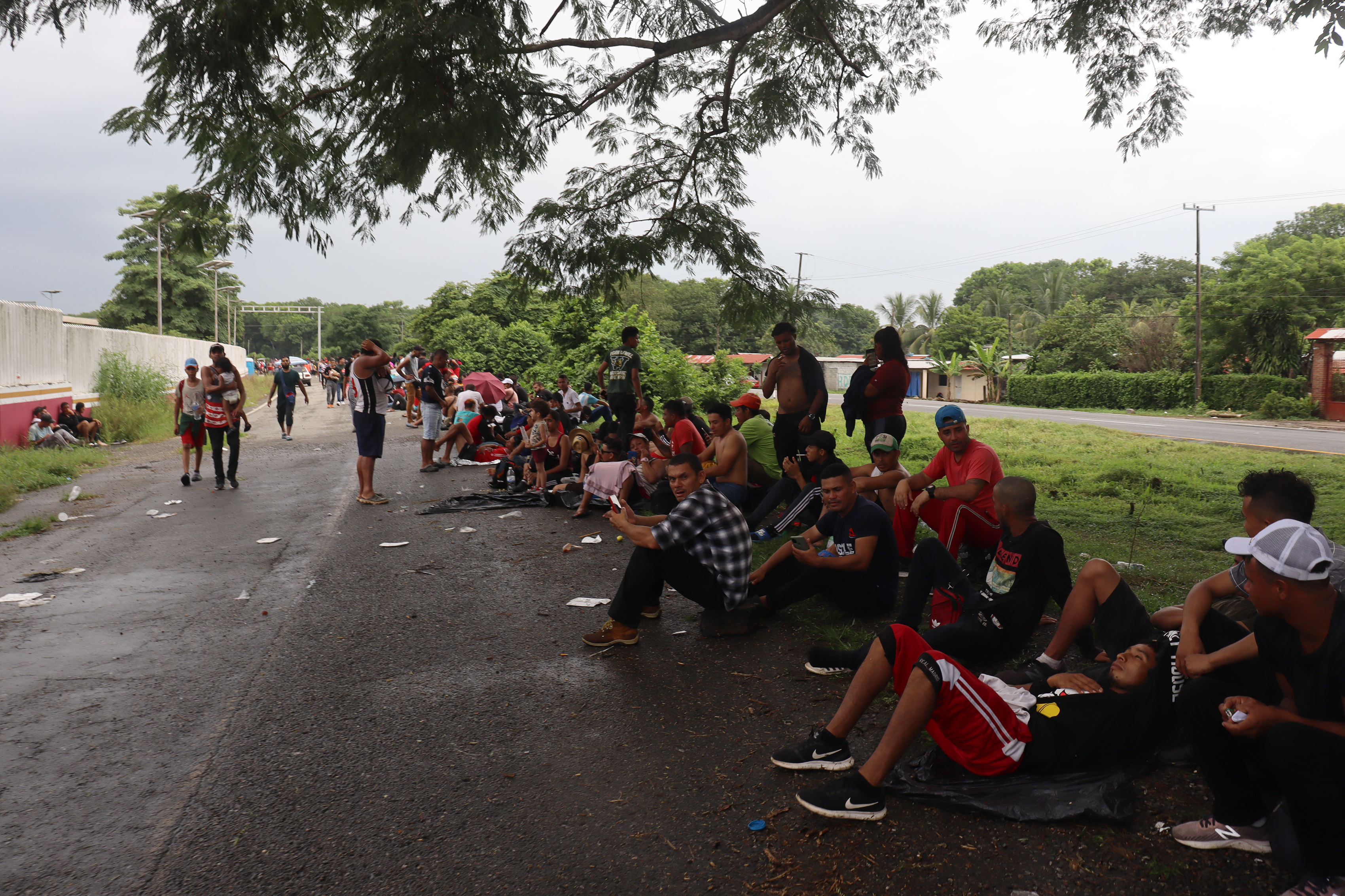 Caravana migrante se disuelve al iniciar entrega de documentos migratorios en México