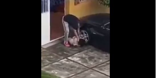 Imágenes: qué se sabe de la mujer que fue agredida por un hombre afuera de una vivienda en Mixco