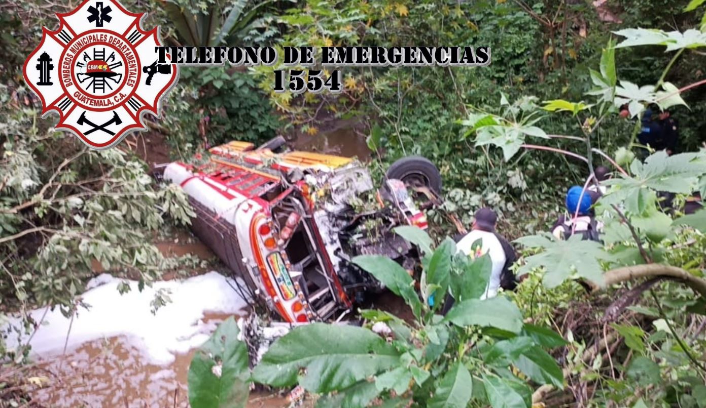 Varios heridos y un muerto al caer un bus extraurbano a barranco en ruta a Santo Domingo Xenacoj
