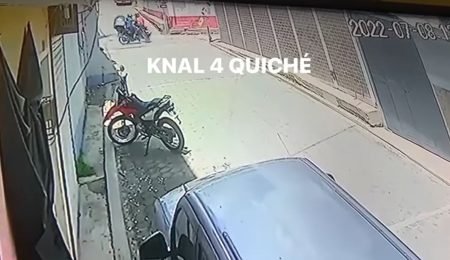 Dos motos chocan en la zona 2 de Santa Cruz del Quiché y el accidente queda grabado en cámaras de seguridad