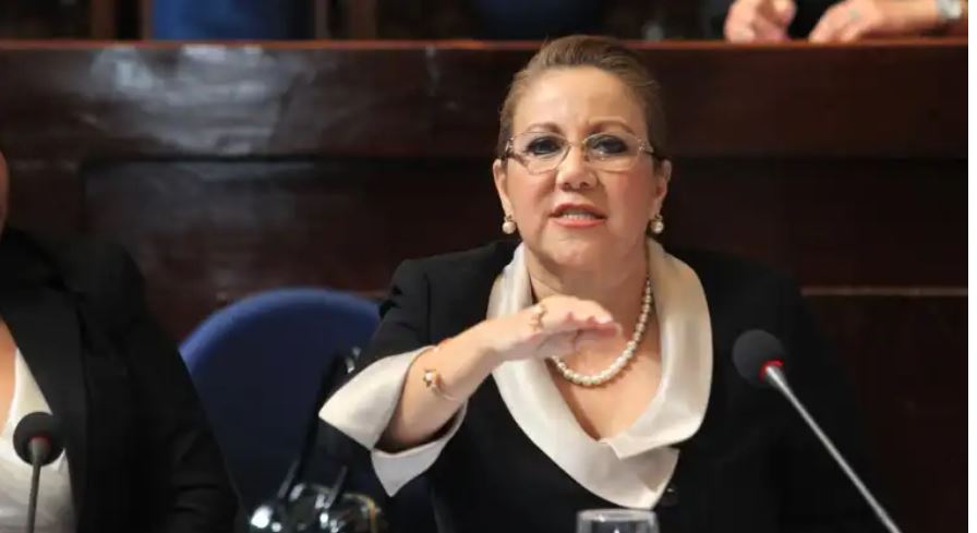 Blanca Stalling pide ser reinstalada en la CSJ tras fallo judicial a su favor