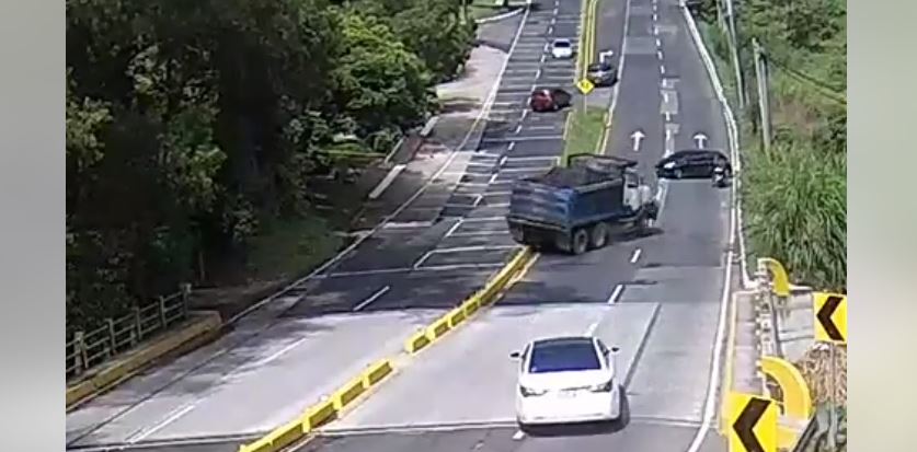 Cámara capta el momento en que un camión de volteo sin frenos y fuera de control pone en riesgo a varios vehículos