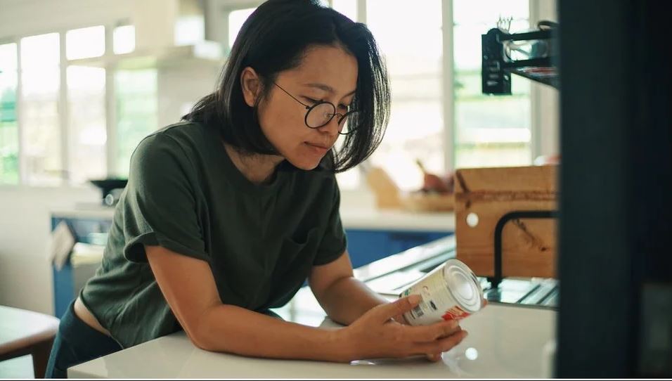 Por qué las fechas de vencimiento de la comida no tienen mucho de ciencia (y pueden ser culpables de gran parte del desperdicio)