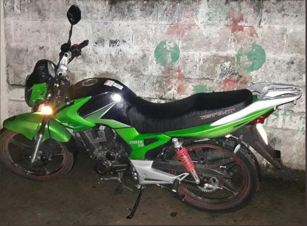 Hombre llora luego de que la PNC lo captura con una moto robada (tiene 12 antecedentes por robo y otros delitos)