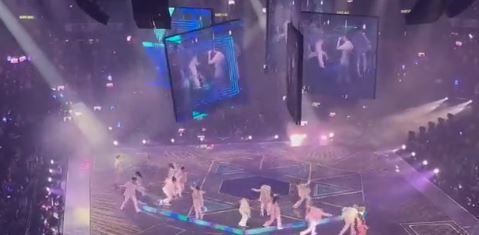 Imágenes: cámara capta el momento en que una enorme pantalla le cae encima a un bailarín y lo deja inconsciente