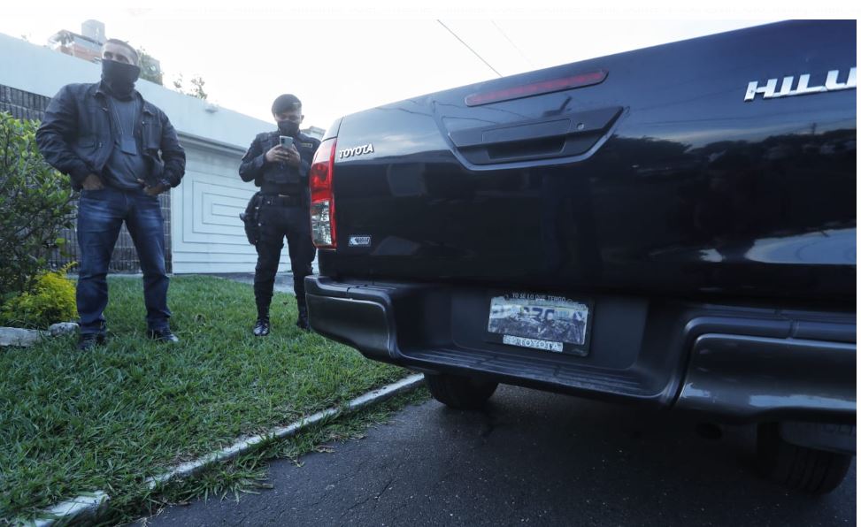 Policías con pasamontañas y vehículos sin placas o semicubiertas: así se efectuaron allanamientos en vivienda de director de elPeriódico
