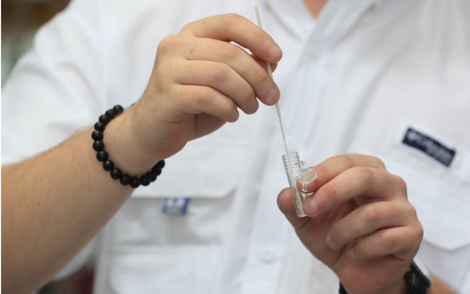 Cómo funcionan las pruebas rápidas de covid-19 que pueden hacerse desde casa