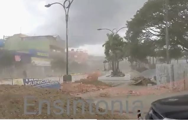 Imágenes: cámaras captan el momento en que un ventarrón arrasa con todo en el parque central de Villa Nueva