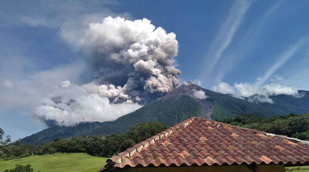 Volcán de Fuego incrementa su actividad y lanza ceniza fina en localidades cercanas