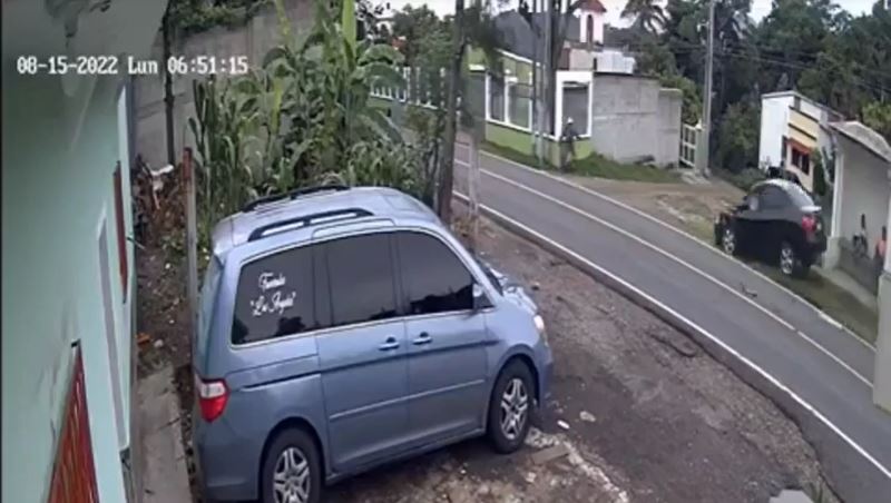 Video: dos vehículos colisionan en una carretera de Jutiapa y tres personas se salvan de ser arrolladas