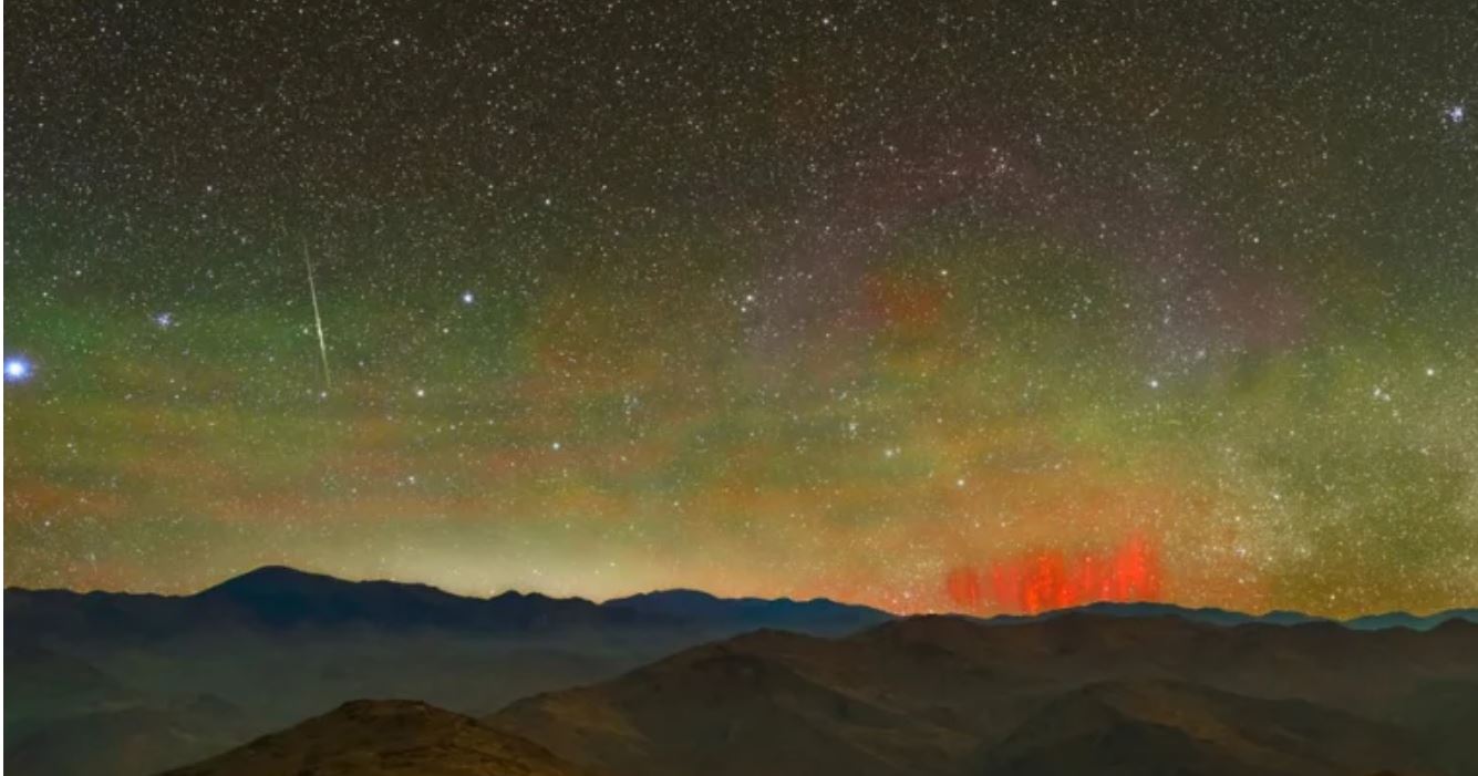 Qué son los rarísimos “duendes rojos” que aparecieron en el horizonte del desierto de Atacama en Chile