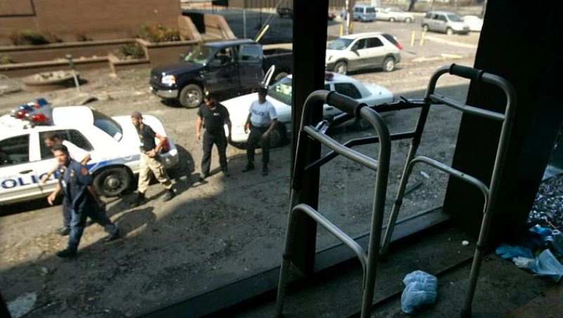 “¿A quién dejar morir?”: la impactante historia real del hospital en el que encontraron muertos a decenas de pacientes tras el paso del huracán Katrina