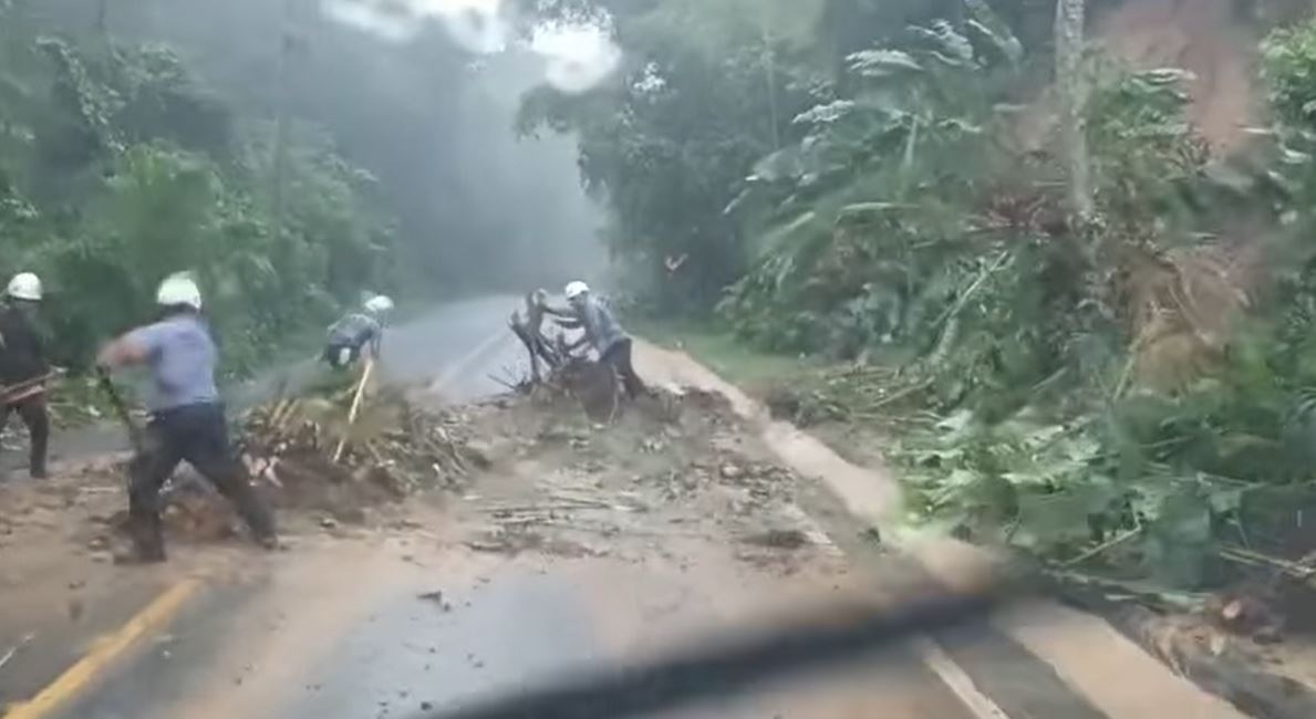 Video: derrumbe sorprende a socorristas que limpiaban la ruta entre Nahualate y Chicacao