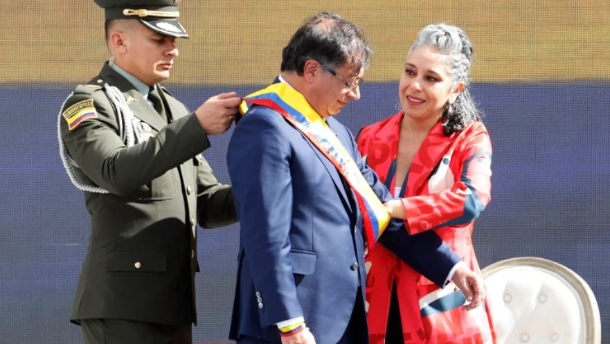 Colombia: asume el izquierdista Gustavo Petro como presidente y hace una inusual petición sobre la espada de Bolívar
