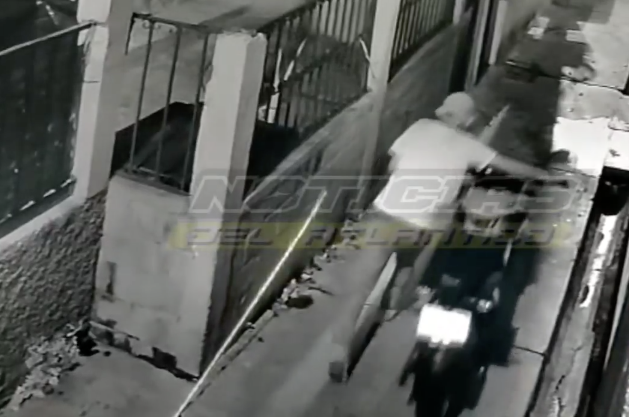 Video: Sin arrancar y a empujones se roba motocicleta en la zona 18