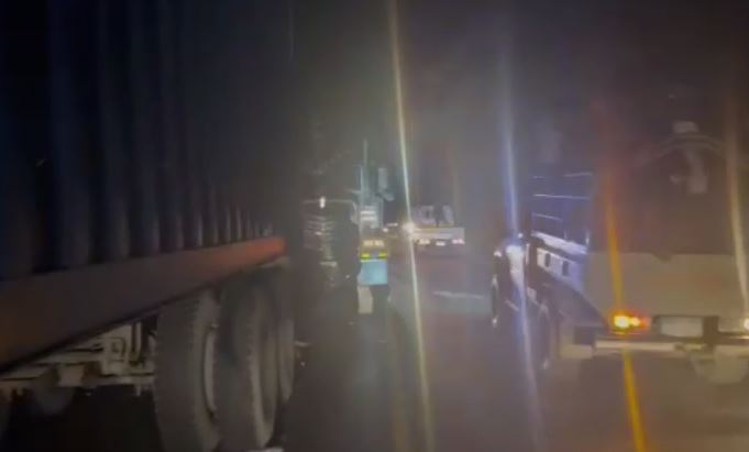 Imágenes: pobladores ayudan a rescatar a familia que quedó atrapada en vehículo tras colisión con tráiler