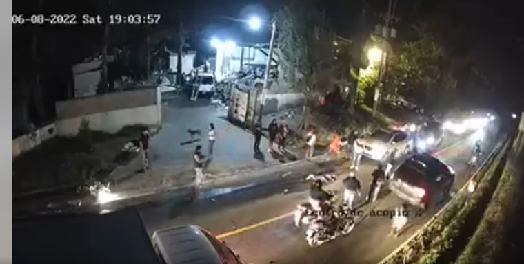 ¿Imprudencia sobre dos ruedas? Motorista pierde la vida y queda captado en video