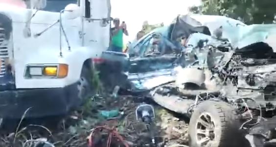 Imágenes: niño muere tras fuerte colisión entre un tráiler y un picop en Retalhuleu